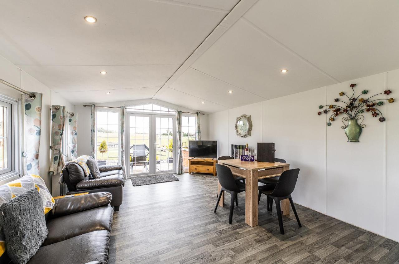 Fairview Farm Holiday Accommodation 14 Luxury Lodges, Cabins, Dog Friendly, Suitable For Couples, Families And Groups, Wedding Guests , Corporate Events, Sleeps 2-65 Guests In Ravenshead, Nottingham Near Sherwood Forest, Set In 88 Acres Екстер'єр фото