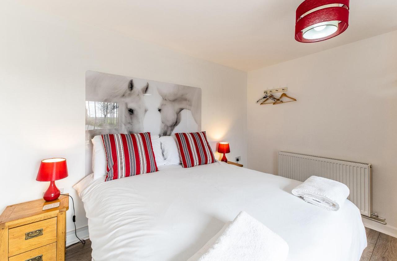 Fairview Farm Holiday Accommodation 14 Luxury Lodges, Cabins, Dog Friendly, Suitable For Couples, Families And Groups, Wedding Guests , Corporate Events, Sleeps 2-65 Guests In Ravenshead, Nottingham Near Sherwood Forest, Set In 88 Acres Екстер'єр фото