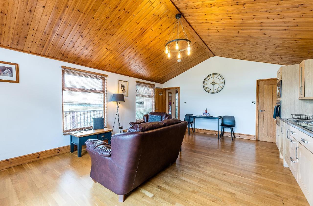 Fairview Farm Holiday Accommodation 14 Luxury Lodges, Cabins, Dog Friendly, Suitable For Couples, Families And Groups, Wedding Guests , Corporate Events, Sleeps 2-65 Guests In Ravenshead, Nottingham Near Sherwood Forest, Set In 88 Acres Екстер'єр фото